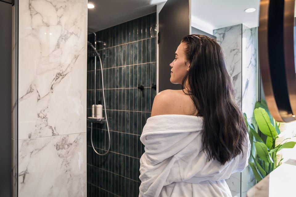 Shower, rainfall showerhead, free toiletries, hair dryer