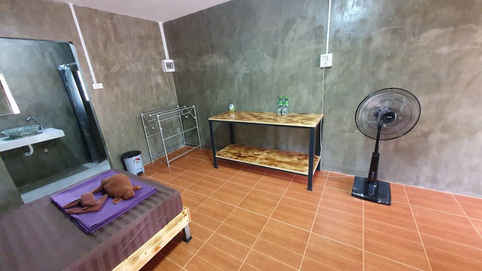 Studio Twin Room | Desk, WiFi (free), bed sheets