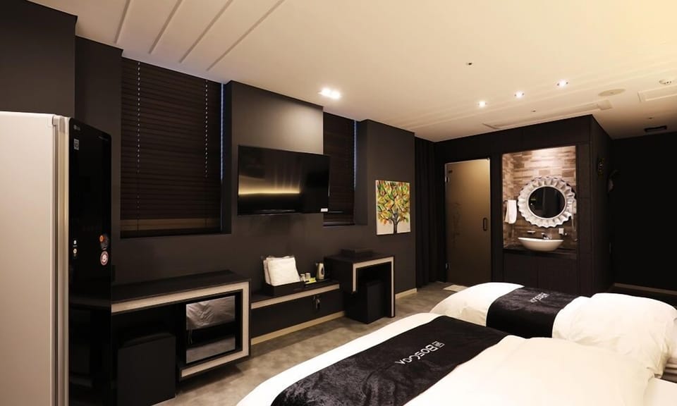 Superior Twin Room | Blackout drapes, WiFi (free), individually decorated