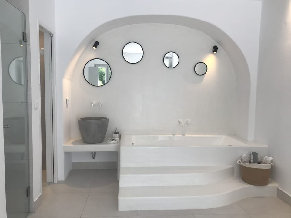 Deluxe Double Room, Jetted Tub | Minibar, blackout drapes, soundproofing, iron/ironing board