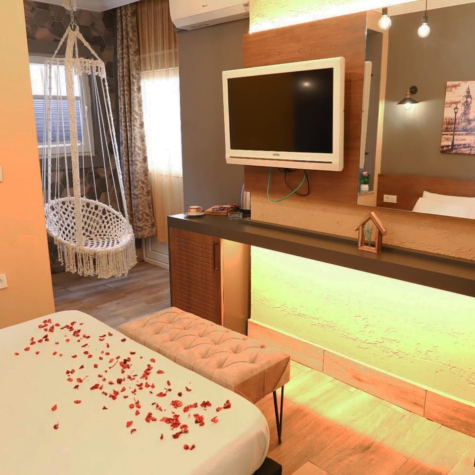 Deluxe Studio Suite | Egyptian cotton sheets, premium bedding, Select Comfort beds, minibar