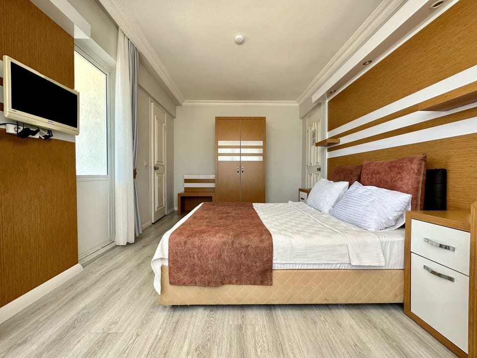 Standard Room, Partial Sea View | Minibar, desk, soundproofing, free WiFi