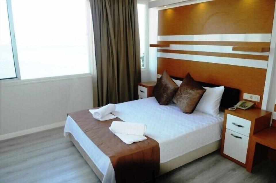 Standard Room, Sea View | Minibar, desk, soundproofing, free WiFi