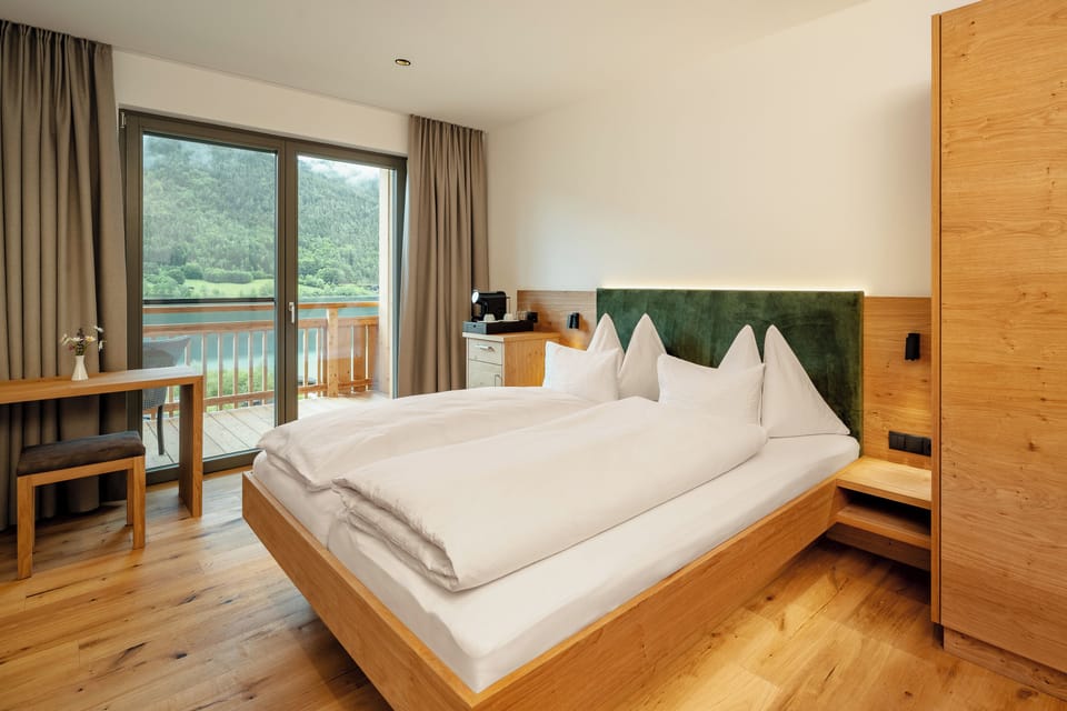 Comfort Room, Balcony, Lake View | Premium bedding, down comforters, in-room safe, desk