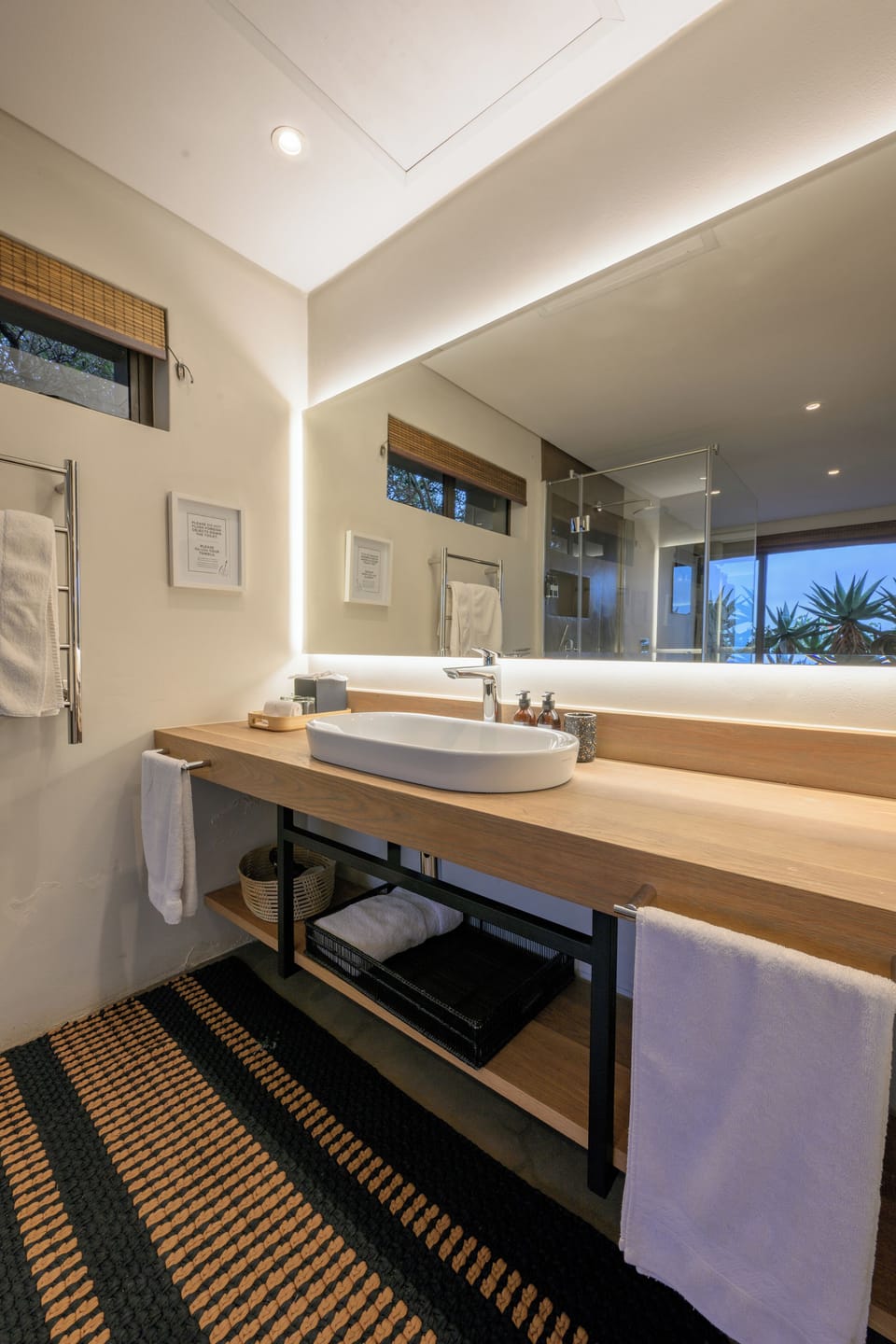Deluxe Room | Bathroom | Separate tub and shower, rainfall showerhead, free toiletries