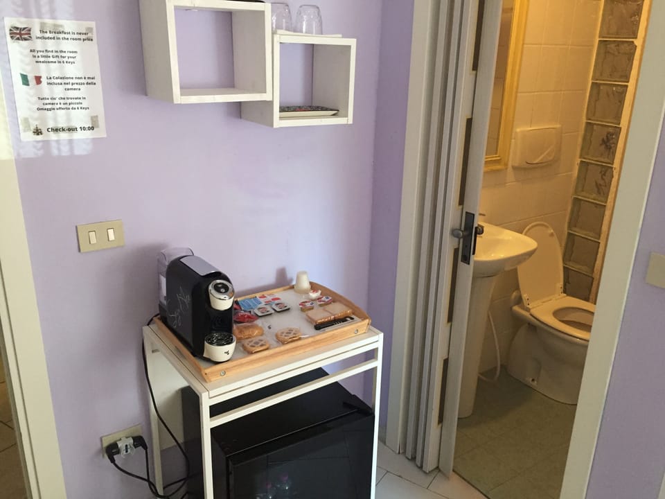 Double Room | Bathroom | Shower, free toiletries, hair dryer, bidet