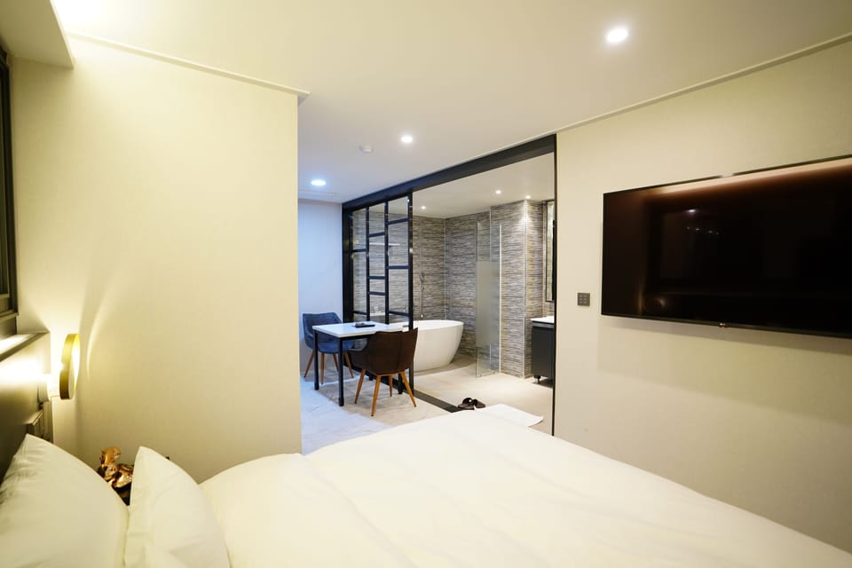 Deluxe Double Room, 1 Queen Bed, Non Smoking, Hot Tub | Down comforters, memory foam beds, blackout drapes, free WiFi