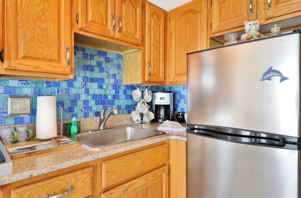 Fully equipped kitchen with coffee it, toaster & blender. Plenty of pots & pans