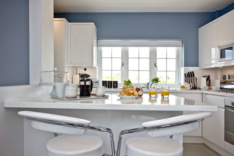 Breakfast bench seating for 2 overlooking kitchen - Blue Bay