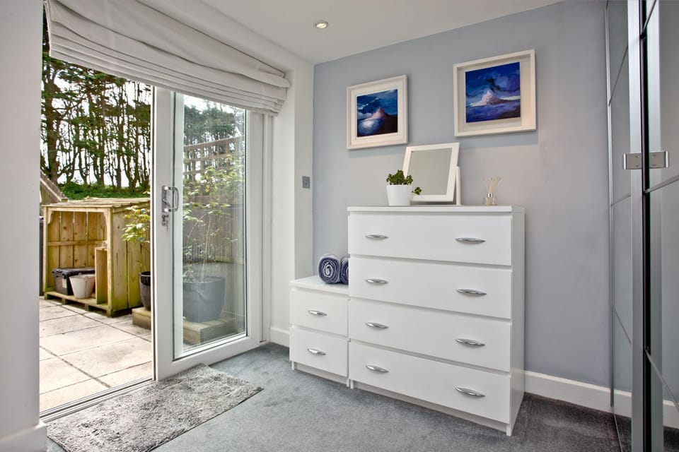 Large master bedroom leasing to patio with chest of drawers, wardrobe, bedside tables - Blue Bay