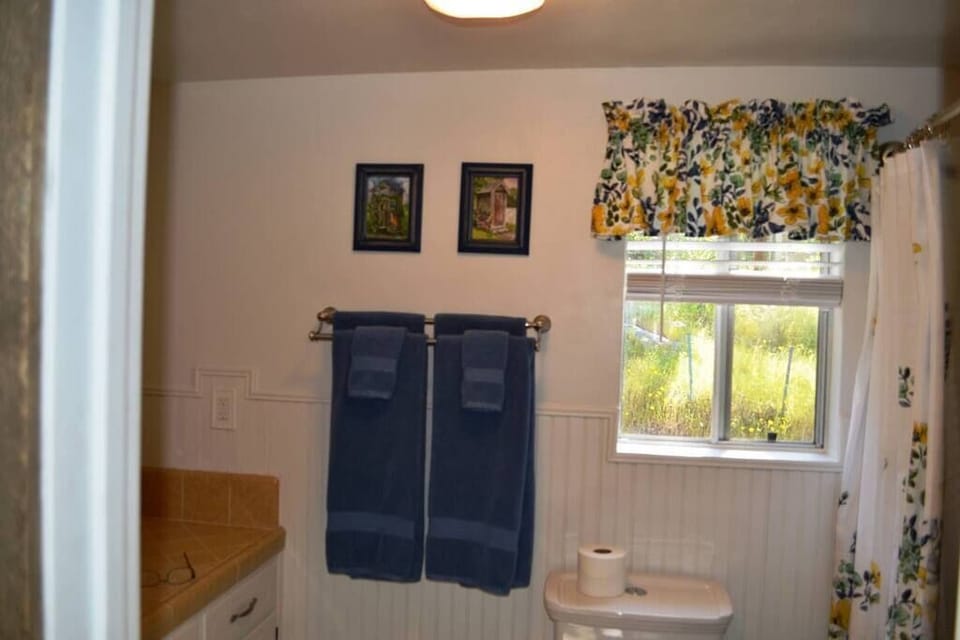 Upstairs bath located between both bedrooms.