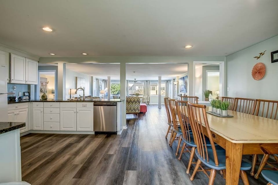 Overview of Mid-Level Living Area