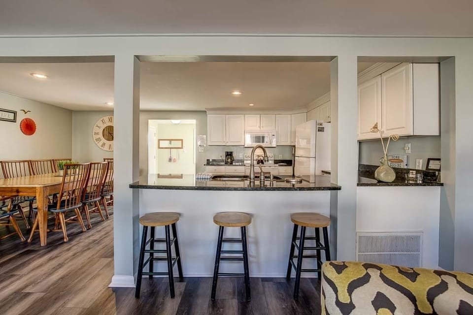 Mid-Level Kitchen with Bar (seats 3)