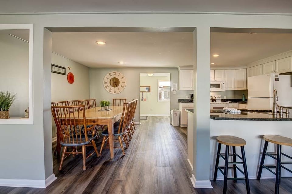 Mid-Level Kitchen with Bar (seats 3)