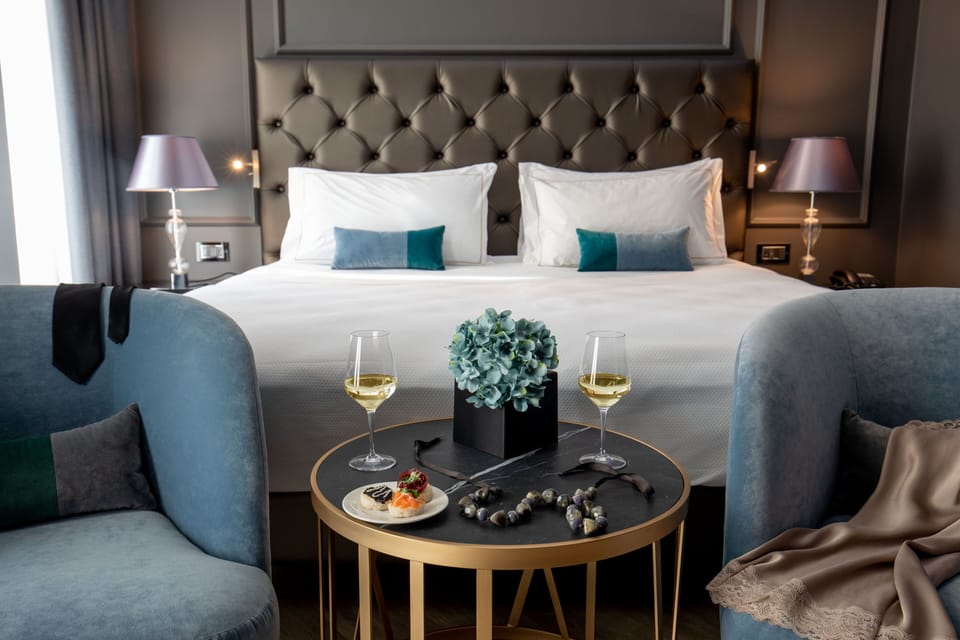 Deluxe Room | Minibar, individually decorated, individually furnished, soundproofing