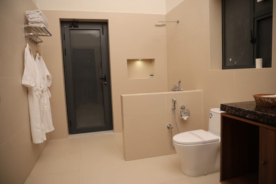 Family Studio Suite | Bathroom | Shower, rainfall showerhead, free toiletries, slippers