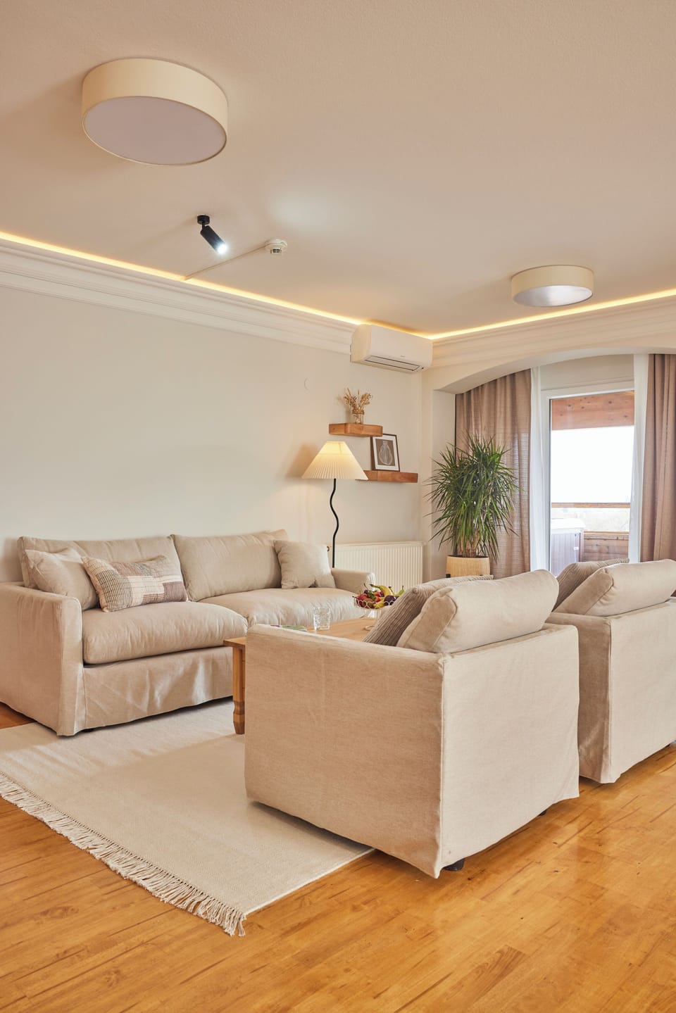 Luxury Studio Suite | Living area | 35-cm flat-screen TV with satellite channels, TV
