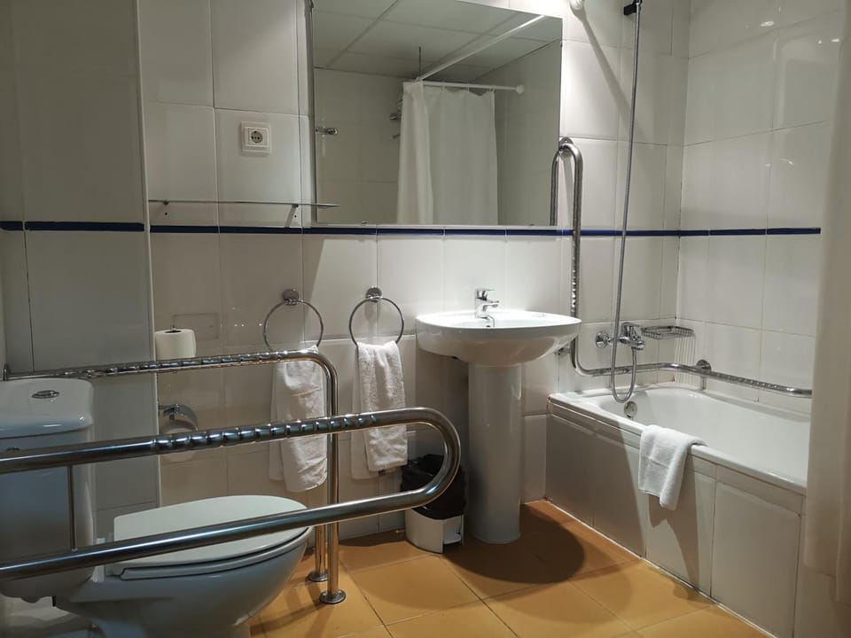 Combined shower/tub, towels