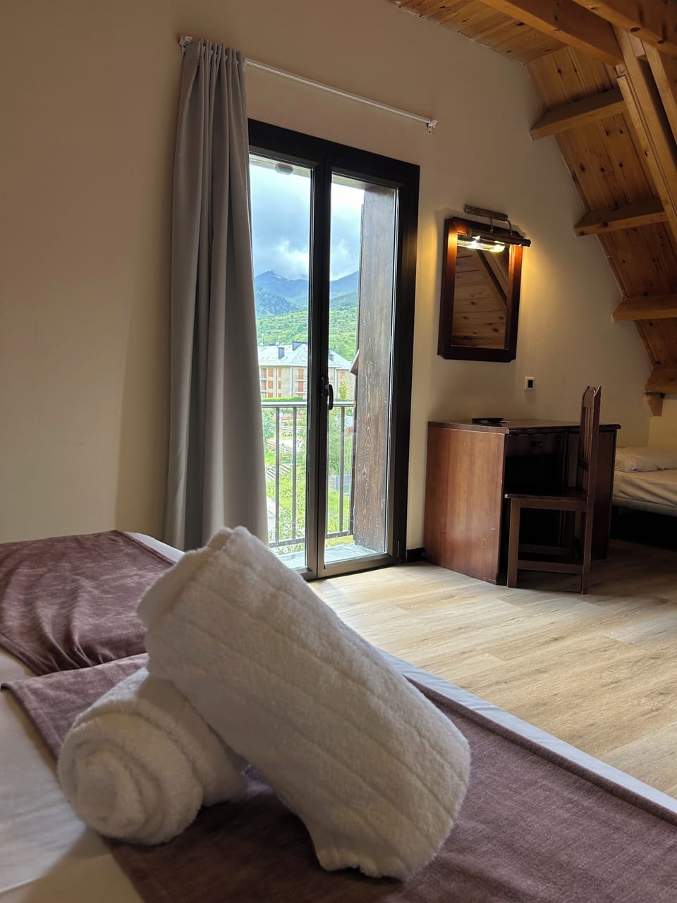 Double or Twin Room | Desk, cribs (free), WiFi (free), bed sheets