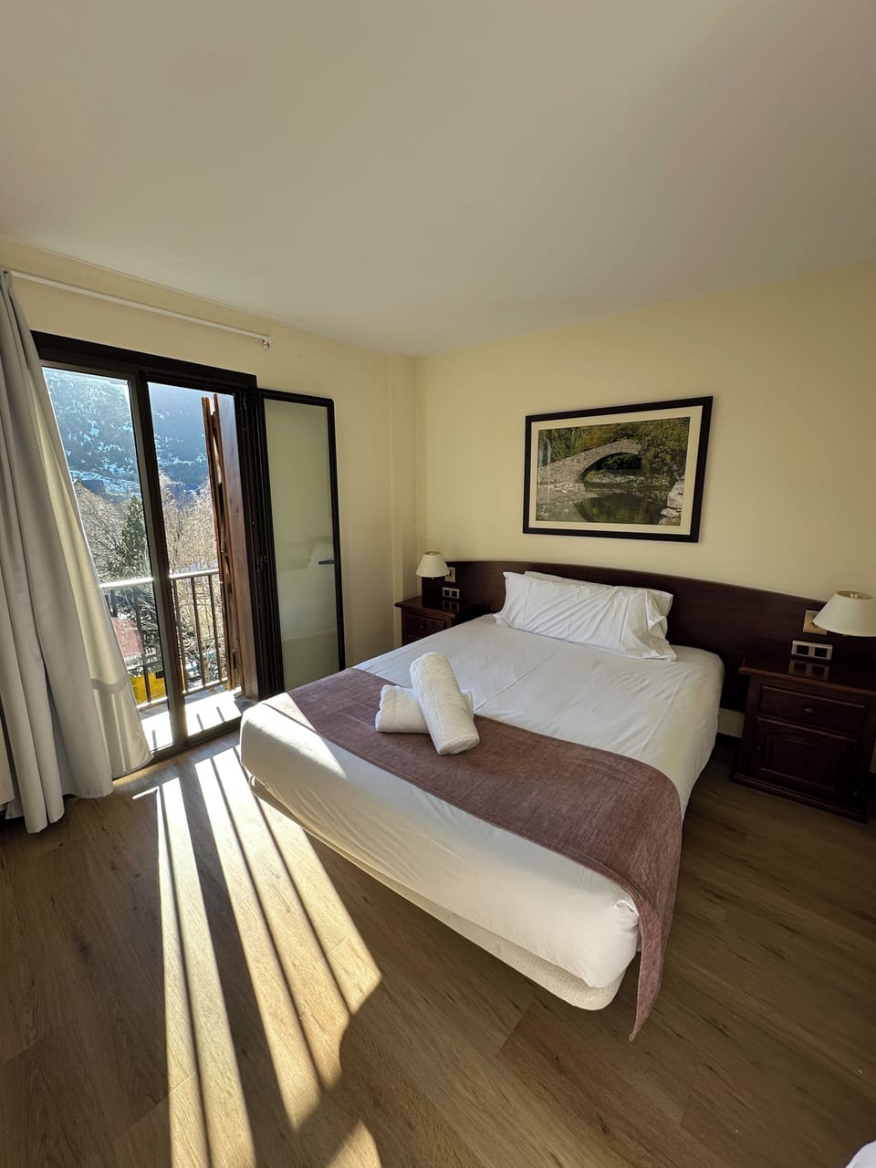 Desk, cribs (free), WiFi (free), bed sheets
