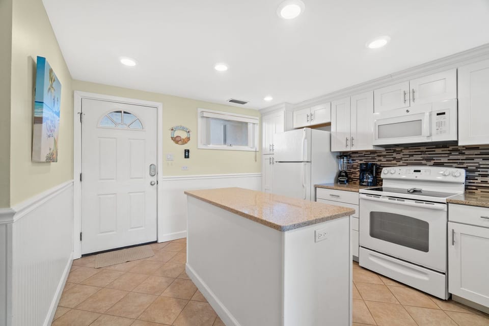 3-web-or-mls-22400-front-beach-rd-4