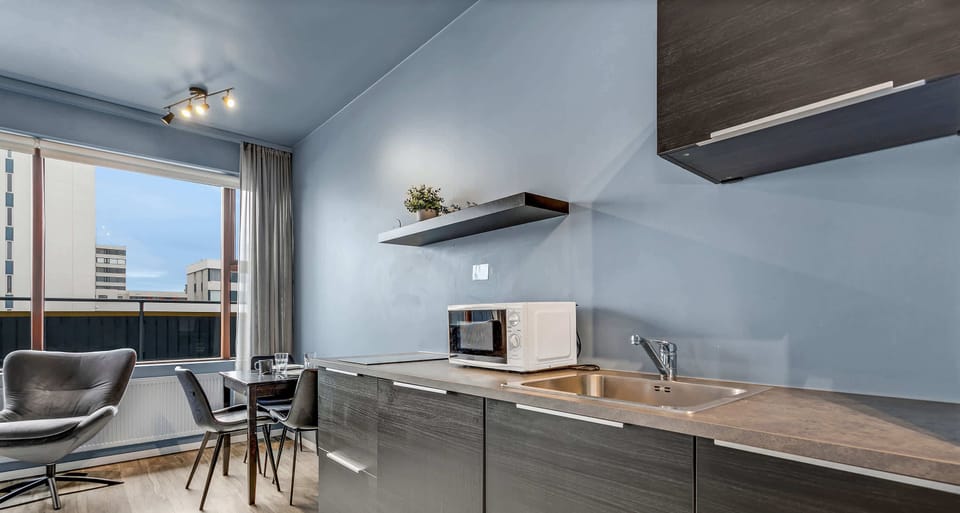 Kitchenette & dining