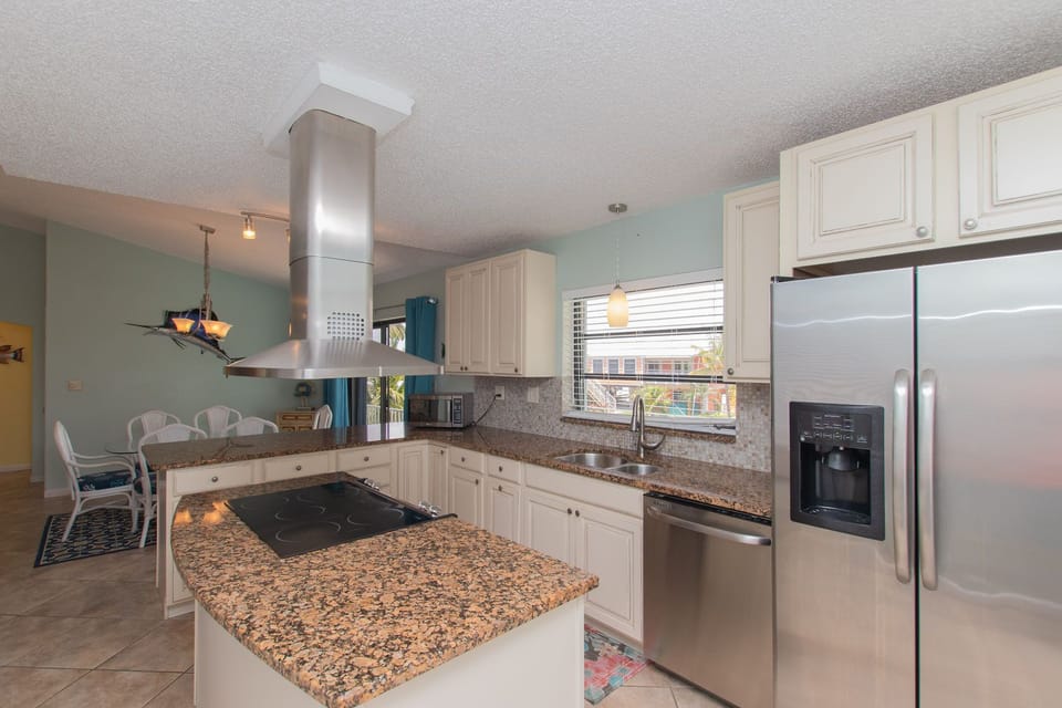 Granite counter top, eat in kitchen, Double sided fridge and fully stocked!