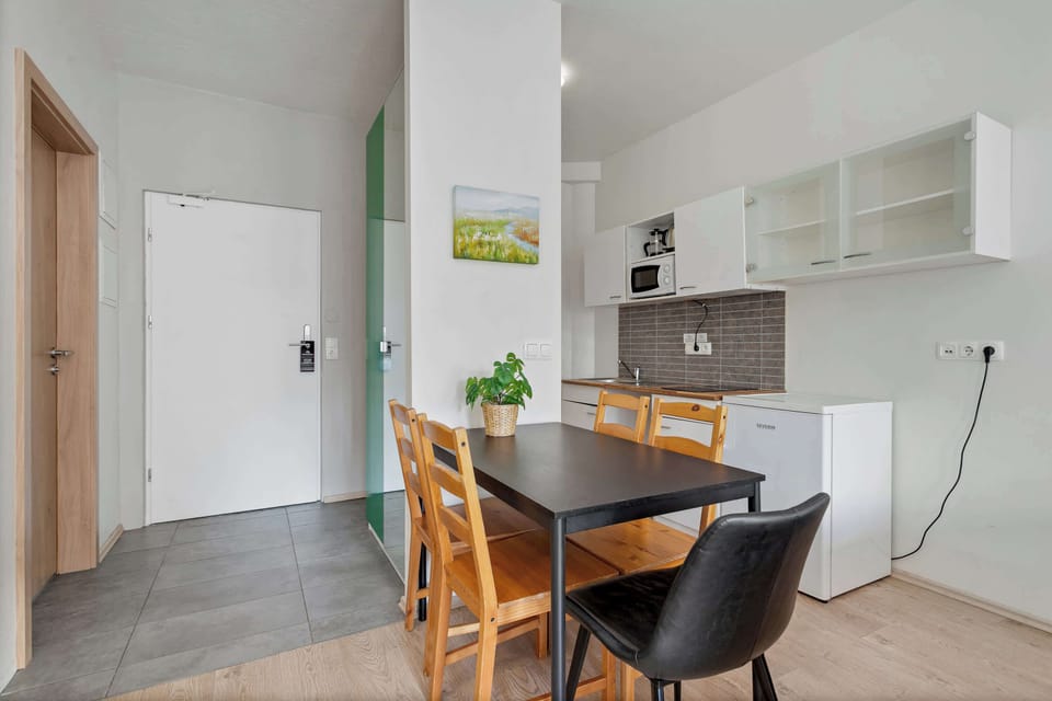 Kitchenette & dining