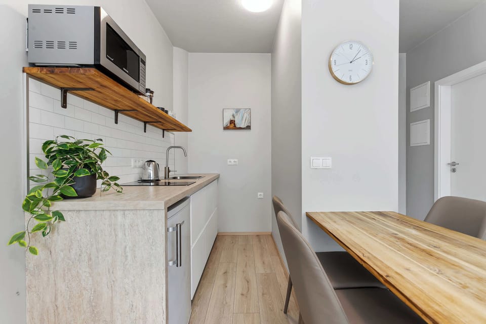 Kitchenette & dining