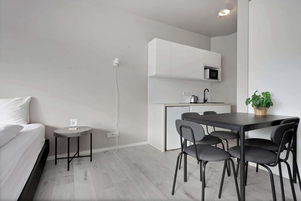 Dining & kitchenette