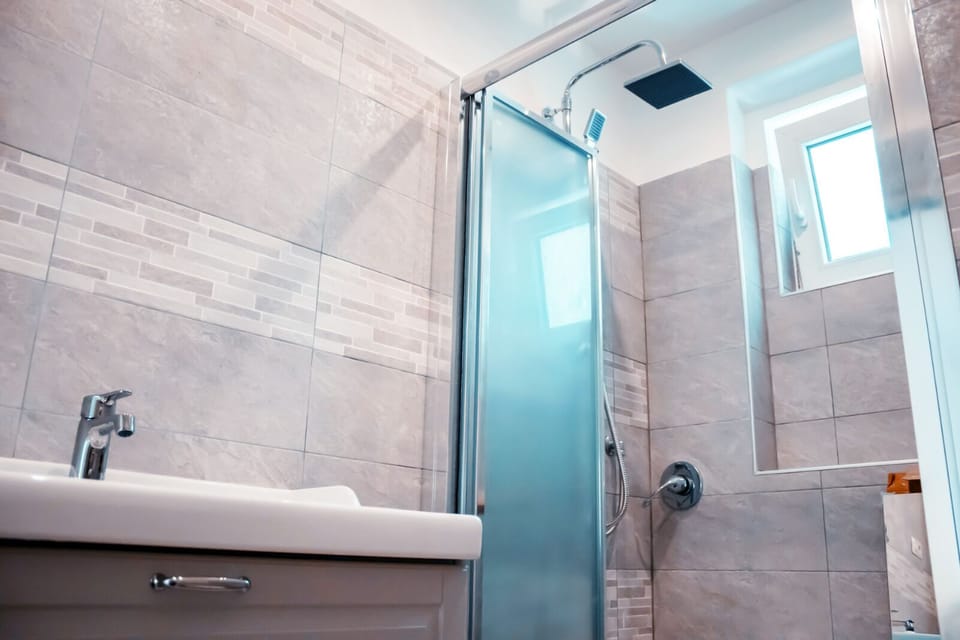 Deluxe Double or Twin Room (Palinuro) | Bathroom shower