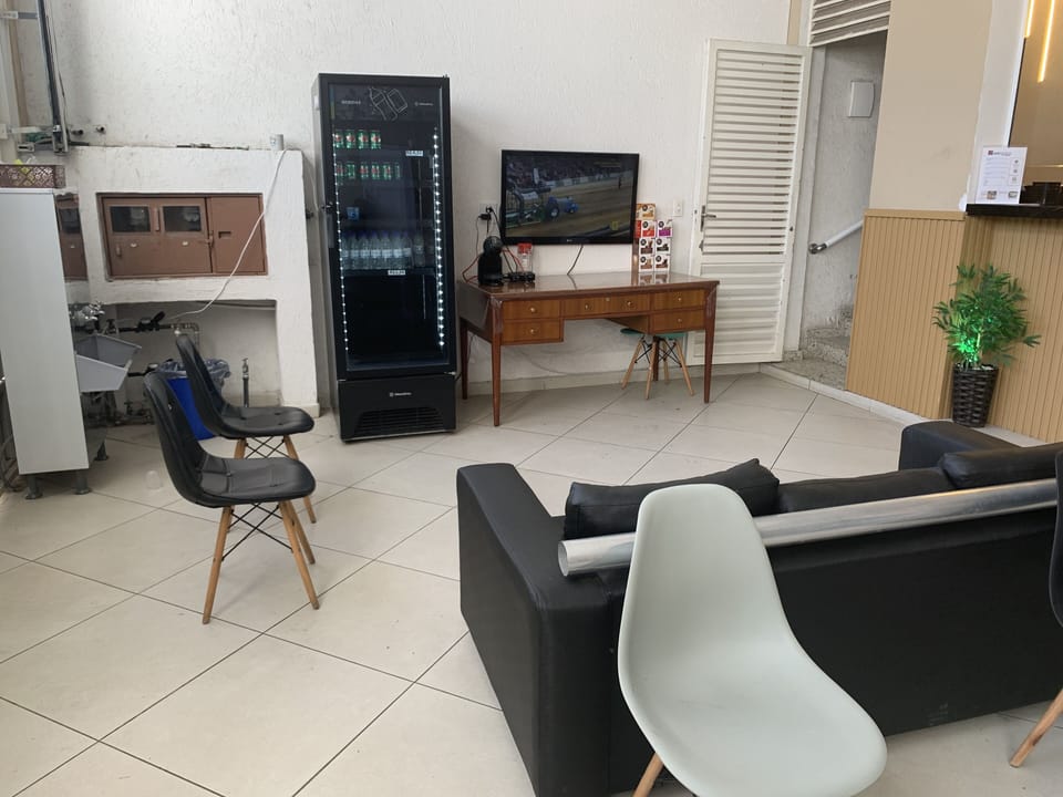 Basic Twin Room | Living area | 32-inch Smart TV with cable channels, TV, Netflix