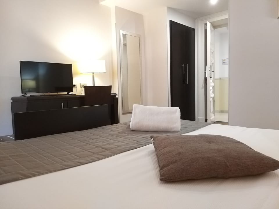 Classic Double Room | In-room safe, desk, free WiFi, bed sheets