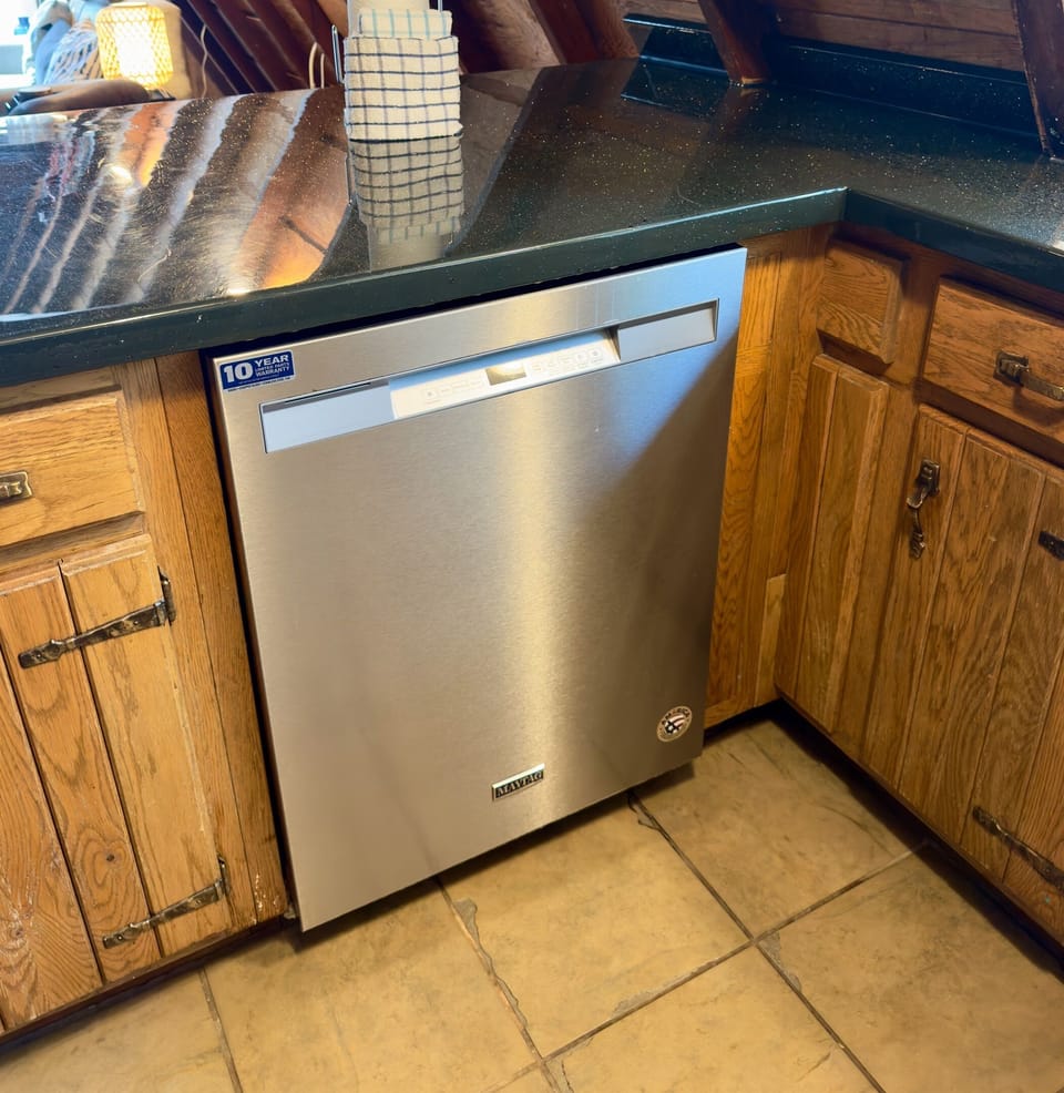 Yes, the cabin has a dishwasher! :-)