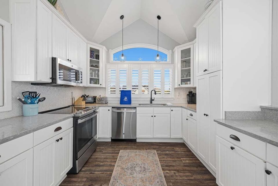 Top-Level Kitchen with Bar (seats 4)