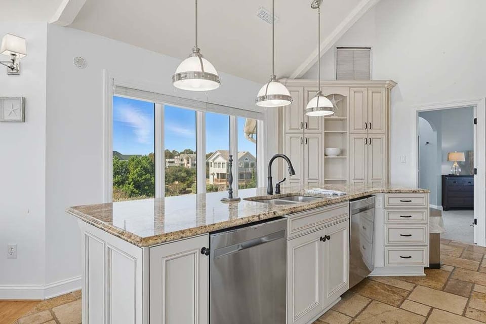 Top-Level Kitchen with Bar (seats 4)