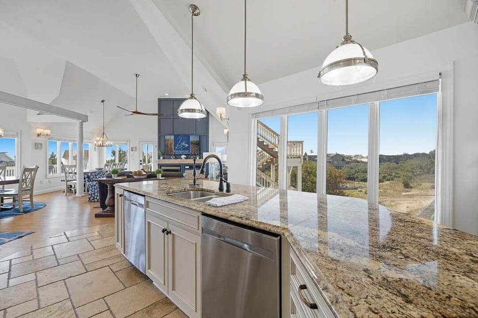 Top-Level Kitchen with Bar (seats 4)