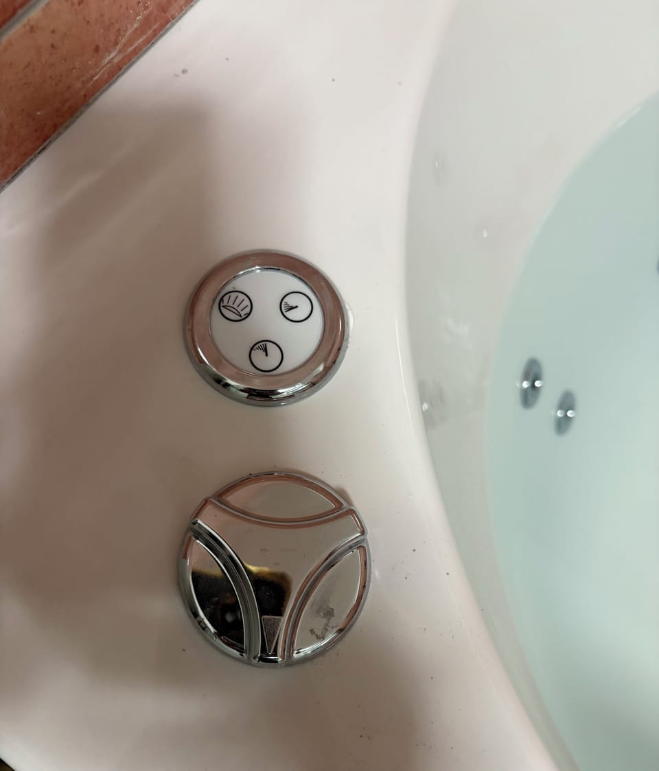 Bathtub buttons