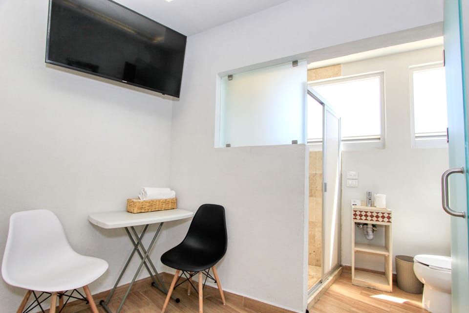 Deluxe Studio Suite | Iron/ironing board, free WiFi