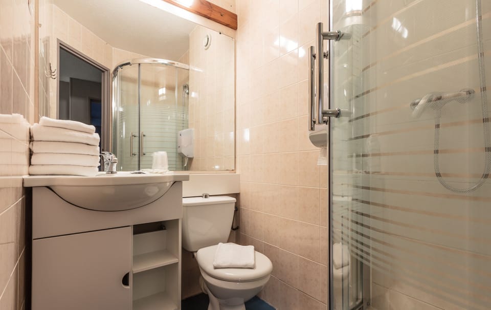 Shower, free toiletries, hair dryer, towels