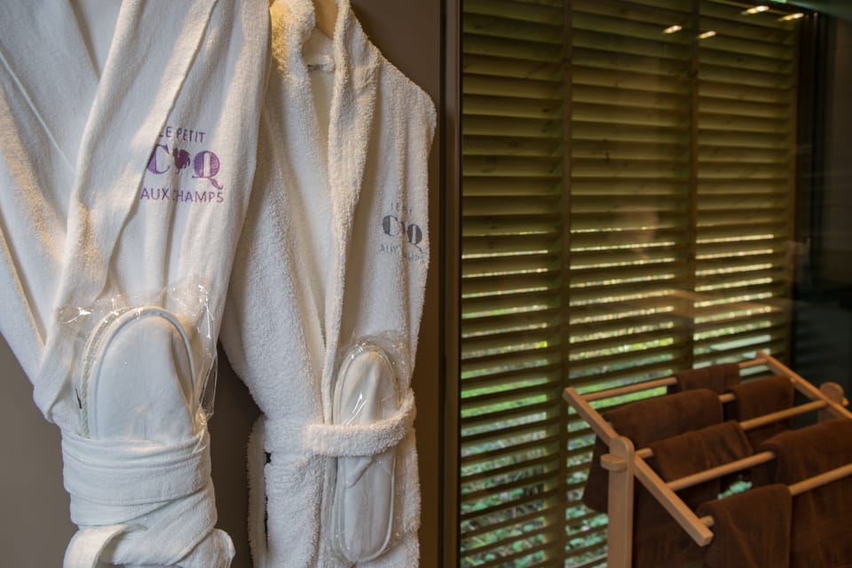 Deluxe Double Room (Club Piscine) | Bathroom | Bathrobes, slippers, towels
