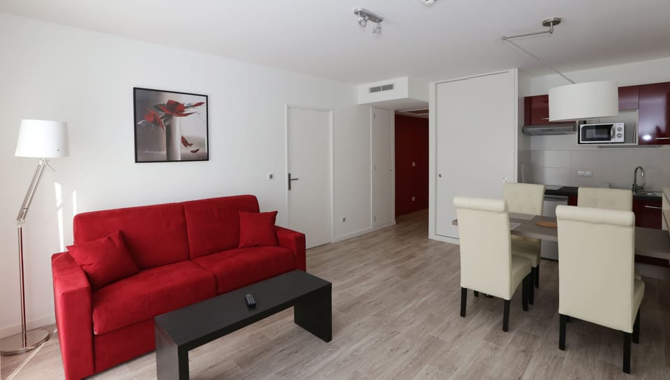 Apartment T2 | Living area | LCD TV, offices