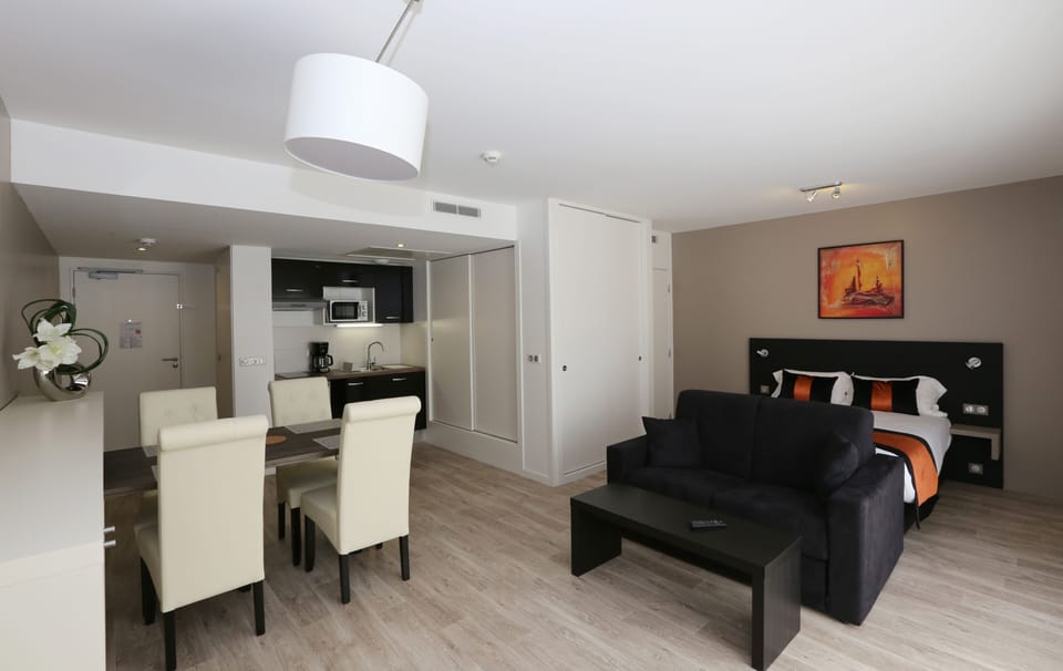 Apartment T1 | Premium bedding, Select Comfort beds, minibar, desk
