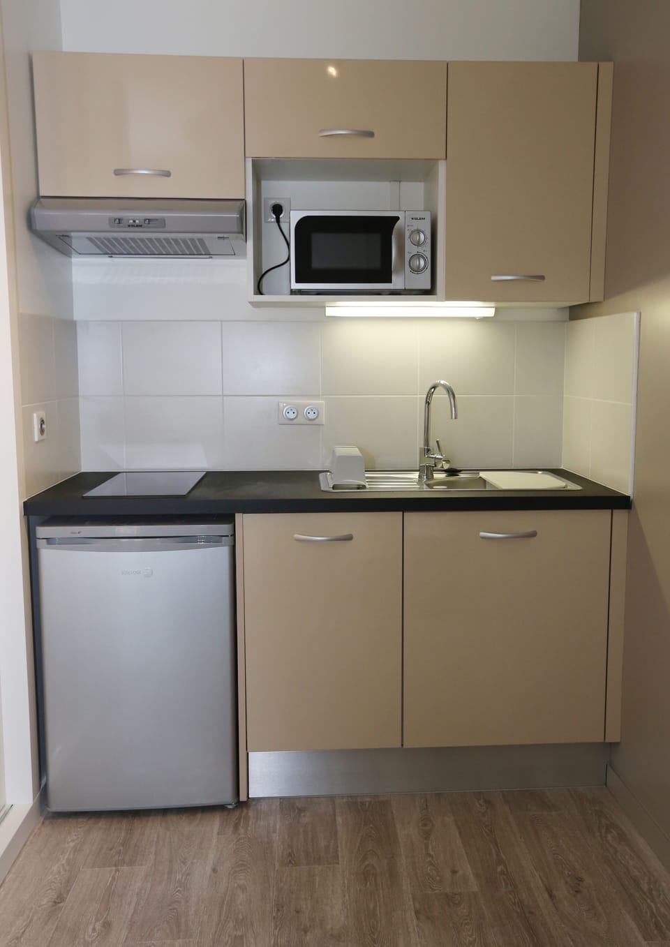Apartment T2 | Private kitchen | Microwave, coffee/tea maker, electric kettle