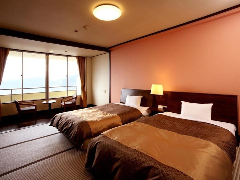 In-room safe, WiFi (free)
