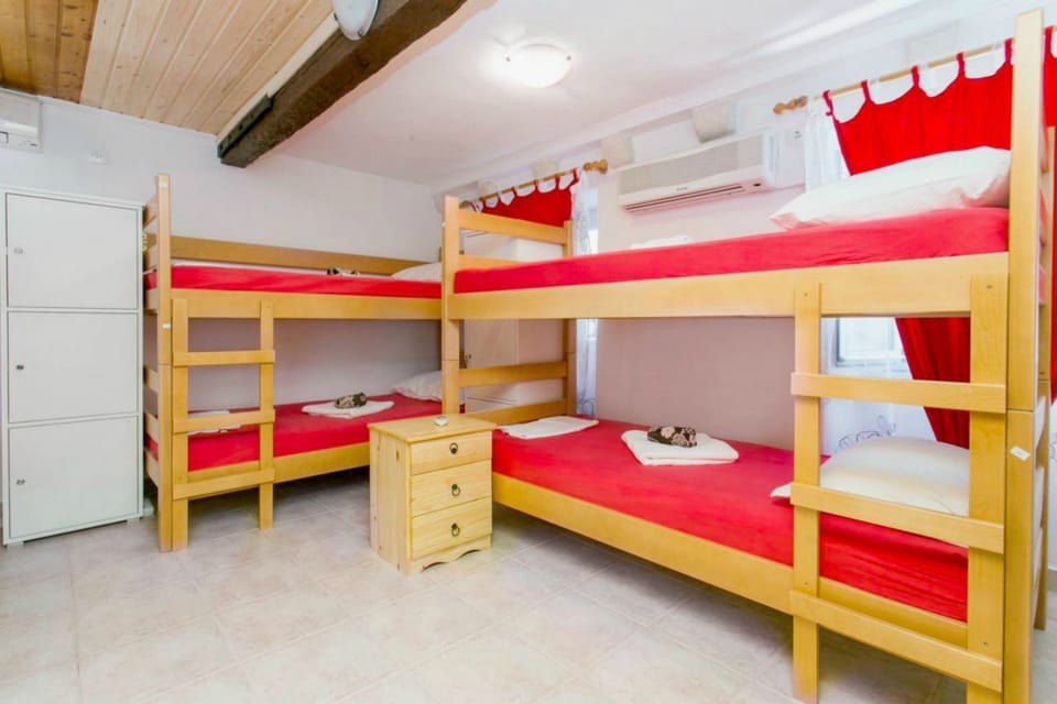 Shared Dormitory, Mixed Dorm (Bed in 4-Bed room) | Free WiFi, bed sheets