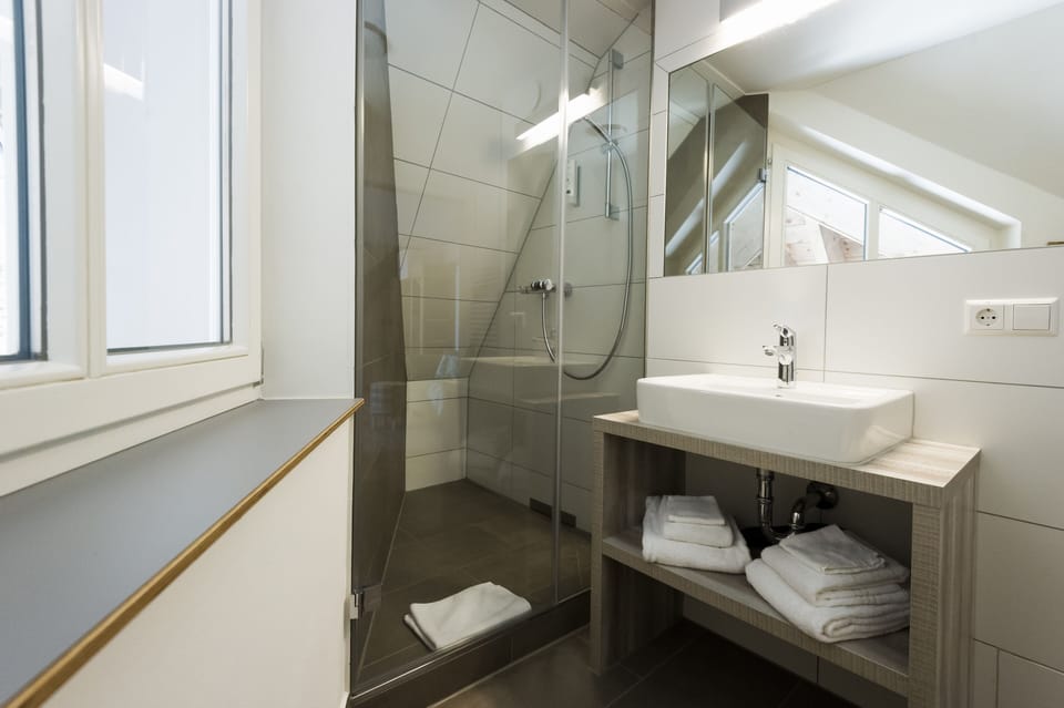 Appartement Maisonette | Bathroom | Shower, hair dryer, towels, soap