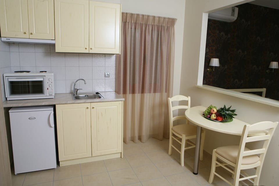 Studio, Mountain View | Private kitchenette | Fridge, electric kettle