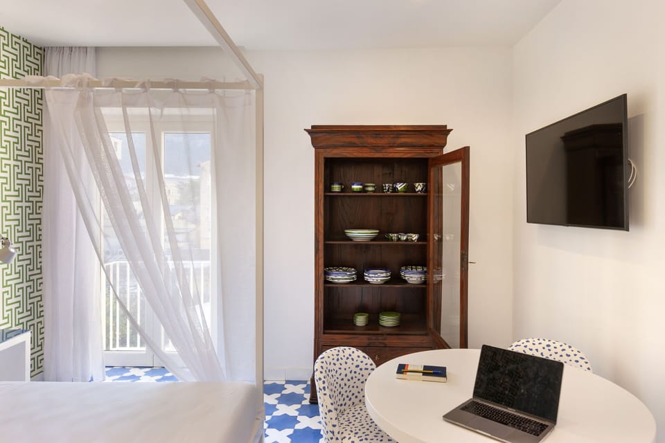 Apartment, 4 Bedrooms | In-room dining