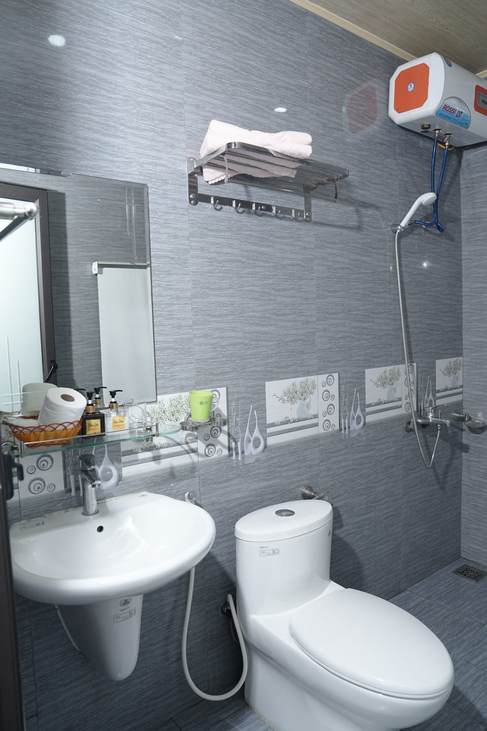 Honeymoon Double Room | Bathroom | Shower, hydromassage showerhead, hair dryer, slippers